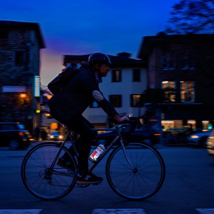 밤길 자전거를 위한 야광 물병