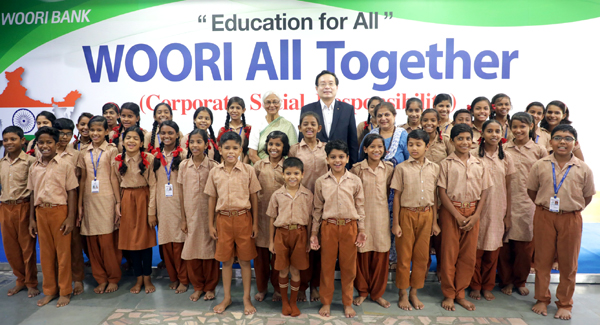 [PHOTO NEWS] 손태승 우리은행장, 인도 소외계층 학교에 기부금 전달