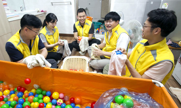 [PHOTO NEWS] 동서식품 임직원, 한빛맹아원 환경 개선 봉사