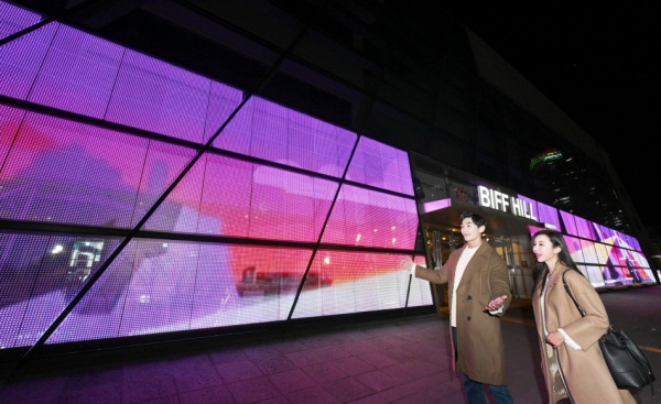 LG전자, 부산 영화의전당 벽에 투명 LED 필름으로 미디어아트 조성