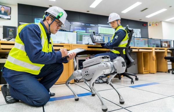SKT, 업계 최초 로봇에 부착해 화재·가스누출 감시 ‘AI로봇키트’ 출시