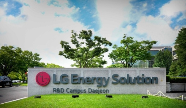 LG에너지솔루션, 중국서 전기차 100만대 분 LFP 양극재 장기 공급계약 체결